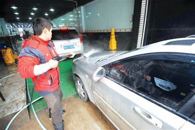 傳統(tǒng)生計(jì)遭遇行業(yè)寒冬 80元一洗需支付一輛車竟燒10升油錢（青島計(jì)費(fèi)調(diào)查引發(fā)的熱議）